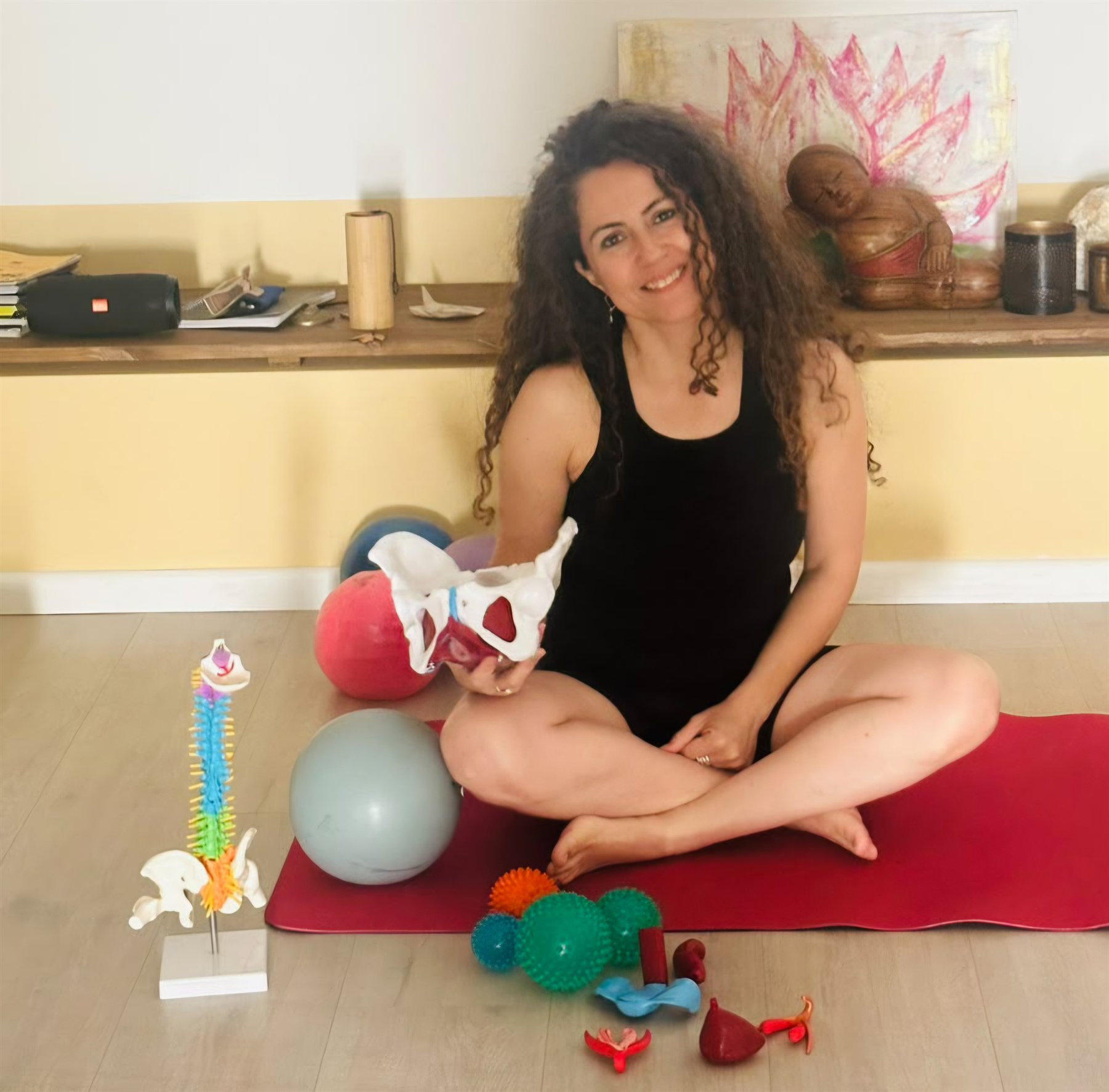 Carolina Jimenez con strumenti per la consapevolezza del pavimento pelvico